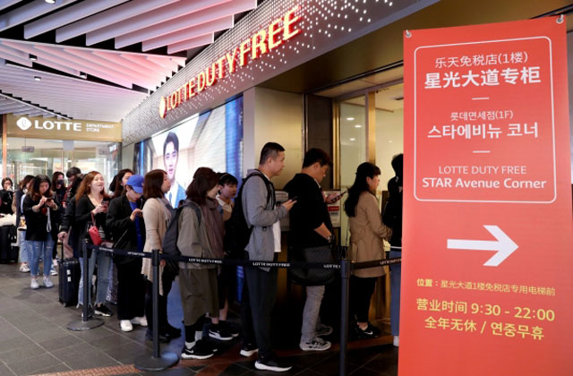 ▲ 지난해 5월 서울 중구 소공동 롯데면세점 오픈을 기다리는 외국인 관광객들. 사진과 기사 본문은 직접적 관련이 없습니다. ⓒ뉴시스. 무단전재 및 재배포 금지.