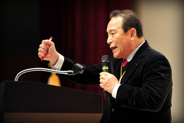 ▲ 김영만 군위군수는 “이번 대구공항 통합이전 주민투표로 나타난 군위군민의 뜻을 무겁게 받아들이며, 이로써 군민의 뜻이 어디에 있는지 확실히 알게 됐다”면서 “이번 투표를 통해 공항유치를 향한 군민의 열망을 확인할 수 있었으며, 군을 믿고 함께 노력해 준 군민에게 감사드린다”라고 말했다.ⓒ군위군