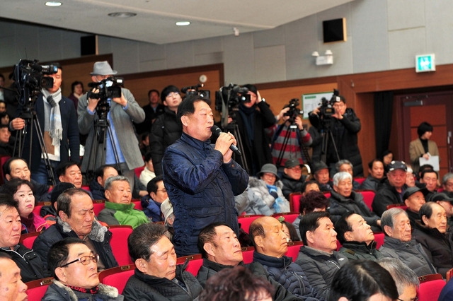 ▲ 주민설명회에서 군위군민이 질문을 하고 있다.ⓒ군위군
