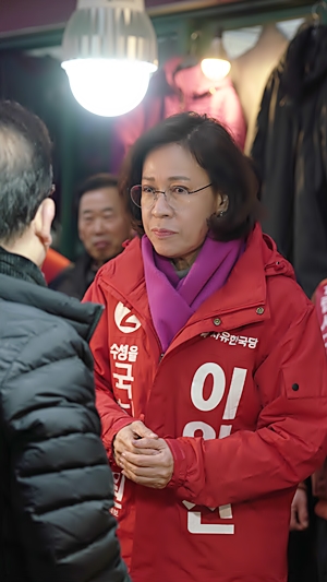 ▲ 이인선 예비후보가 목련시장을 찾아 상인들 이야기를 경청하고 있다.ⓒ이 예비후보 측