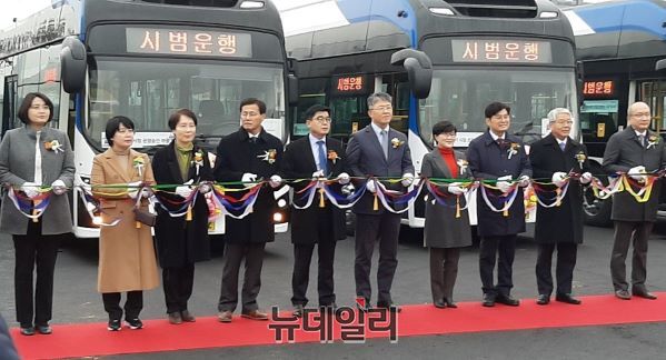 ▲ 세종시가 22일 오후 이춘희 시장과 서금택 시의회의장, 고칠진 세종교통공사 사장  및 관계자 등 300여 명이 참석한 가운데 간선급행버스(BRT) 내부순환망 개통식을 가졌다.ⓒ김동식 기자