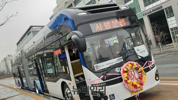 ▲ 세종시가 22일 오후 간선급행버스(BRT) 내부순환망 개통식을 가진데 이어 시승식 행사를 가졌다.ⓒ김동식 기자
