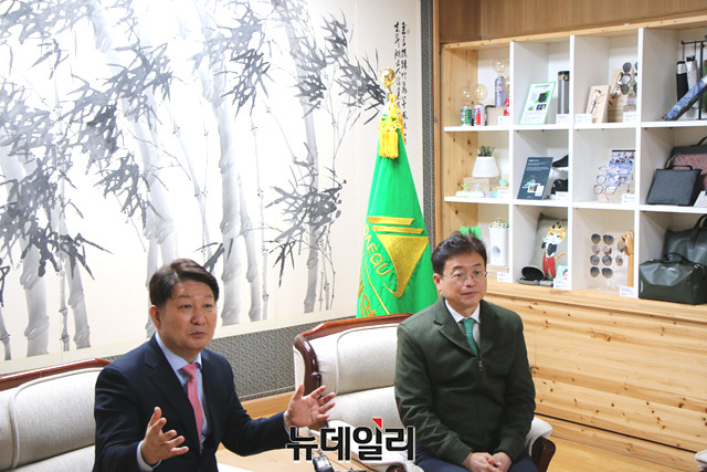 ▲ 권영진 대구시장과 이철우 경북도지사가 통합신공항 이전 후보지 주민투표와 관련한 입장을 발표하고 있다.ⓒ뉴데일리