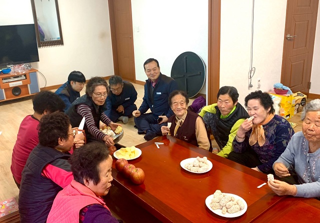 ▲ 장정일 한울본부 대외협력처장 주관으로 직접 지역주민의 의견을 듣고있다.ⓒ한울본부