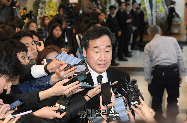 ▲ 이낙연 전 국무총리가 20일 서울 송파구 서울아산병원 장례식장에 마련된 故 신격호 롯데그룹 명예회장 빈소를 찾아 조문한 뒤 장례식장을 나오며 취재진에 둘러싸여 있다. 이 전 총리가 서울 잠원동에 보유한 한 아파트는 문재인 정부 출범 이후 약 7~8억원 뛰었다.ⓒ뉴데일리DB