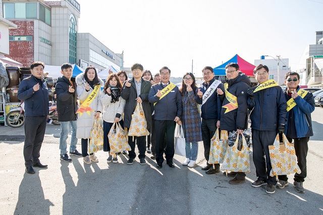 ▲ 한울본부는 북면 흥부시장에서 전통시장 장보기 행사를 실시했다.ⓒ한울본부