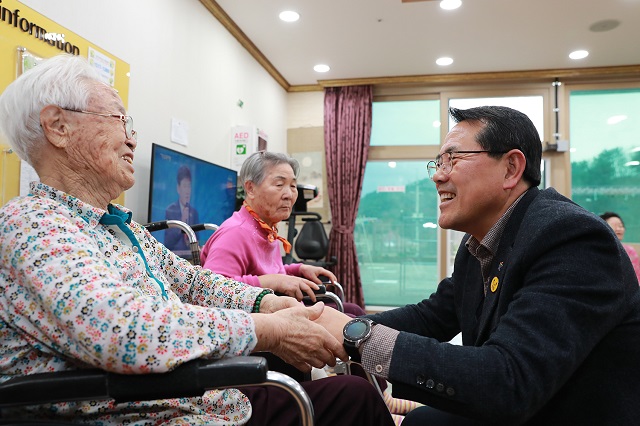 ▲ 울진군(군수 전찬걸)은 우리민족 고유명절인 설을 맞이하여 울진 관내 생활시설에 위로물품을 전달했다.ⓒ울진군