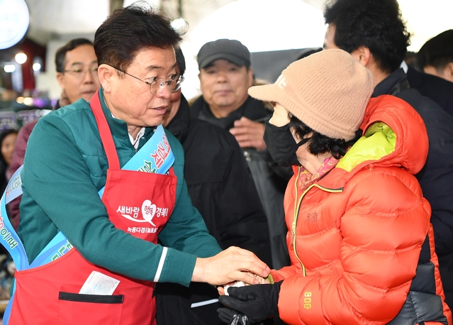 ▲ 이철우 지사는 영천공설시장에서 앞치마를 두르고 일일상인이 돼 강정과 건어물 등을 팔고 있다.ⓒ경북도