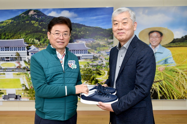 ▲ 이철우 경상북도지사가 국비확보에 성과를 낸 권오열 경북도 재정실장(오른쪽)에게 운동화와 점퍼를 깜짝 선물했다.ⓒ경북도