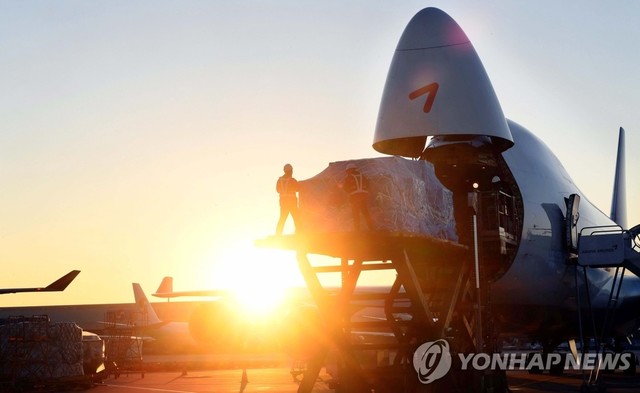 ▲ 사진은 아시아나항공이 올해 올해 1월 1일 새벽 1시5분 반도체와 전자장비 관련 화물을 포함해 총 60여t의 화물을 실은 화물기를 출발준비중인 모습.ⓒ연합뉴스