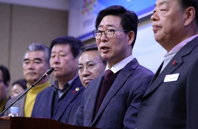 ▲ 양승조 충남도지사가 23일 태안군청에서 대구·경북정치권의 혁신도시 지정 저지 움직임과 관련해 긴급 기자회견을 열고 있다.ⓒ충남도