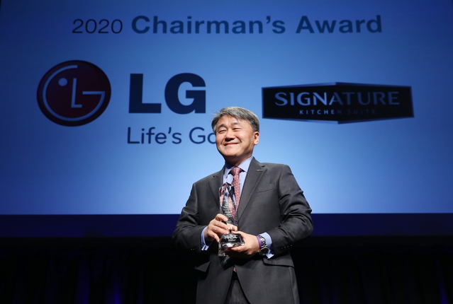 ▲ LG전자 북미지역대표 겸 미국법인장 윤태봉 부사장이 현지시간 20일 美 라스베이거스 엔코어호텔에서 열린 시상식에서 '2020 미국주방욕실협회 회장상'을 수상하고 있다. ⓒLG전자