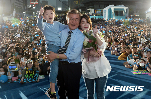 ▲ 문재인 대통령이 더불어민주당 대선후보 시절인 지난 2017년, 서울 광화문광장에서 진행된 제19대 대통령 선거 마지막 유세에서 딸 문다혜 씨와 손자로부터 카네이션을 선물받고 기념촬영을 하고 있다. ⓒ뉴시스