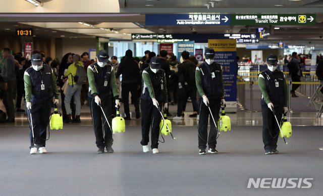 ▲ 지난 20일 인천공항에서 방역 작업을 하는 모습. ⓒ뉴시스. 무단전재 및 재배포 금지.