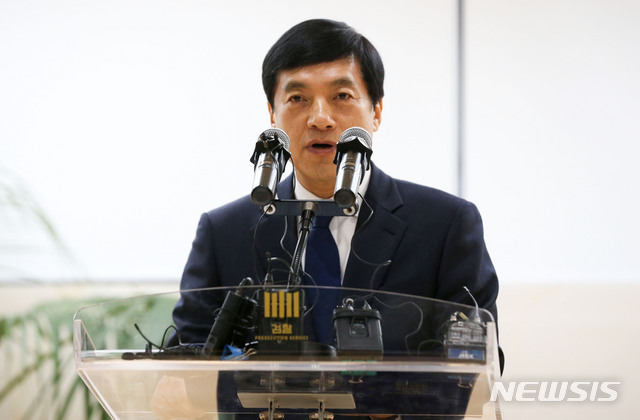 ▲ 이성윤 신임 서울중앙지검장이 지난 13일 오전 서울 서초구 서울중앙지검에서 취임사를 하고 있다. 이성윤 지검장은 법무부 검찰국장으로 재직하던 때 단행된 이른바 '검찰 학살' 인사에서 직권을 남용했다는 혐의로 자유한국당으로부터 고발당했다.ⓒ뉴시스