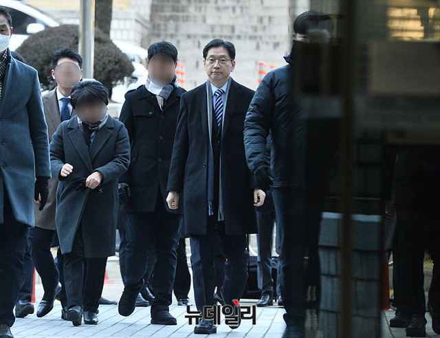 ▲ 김경수 경남도지사가 지난 21일 서울고법 형사2부(차문호 부장판사) 심리로 열린 자신의 항소심 변론기일에 출석하고 있다. ⓒ박성원 기자