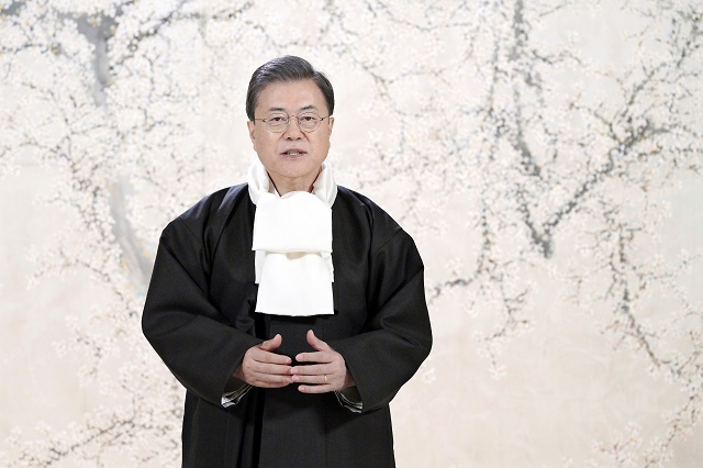 ▲ 문재인 대통령이 지난 22일 청와대 충무실에서 설 연휴를 맞아 영상을 통해 대국민 새해 인사를 전하고 있다. ⓒ청와대