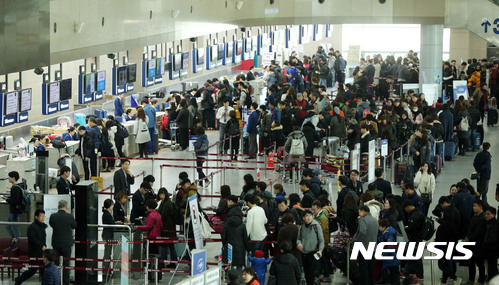 ▲ 김해공항에서 자기 차례를 기다리는 여행객들. ⓒ뉴시스