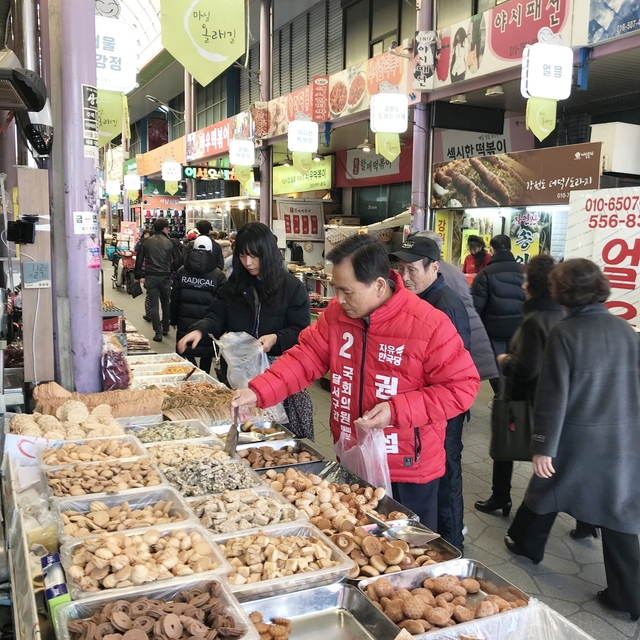 ▲ 자유한국당 권용섭 달서갑 국회의원 예비후보가 22일 설 명절을 앞두고 월요·서남·와룡시장 등 전통시장을 찾았다.ⓒ권 예비후보측