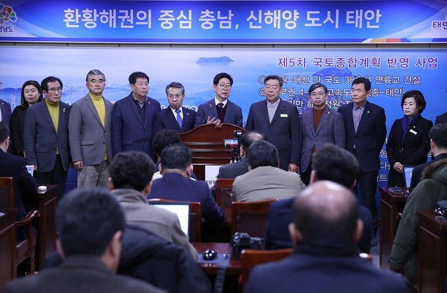 ▲ 양승조 충남도지사가 23일 태안군청에서 긴급 기자회견을 갖고 자유한국당 대구·경북지역(TK) 정치권이 혁신도시 저지 움직임과 관련, 성난 민심에 기름을 끼얹는 망언이라고 밝혔다.ⓒ충남도