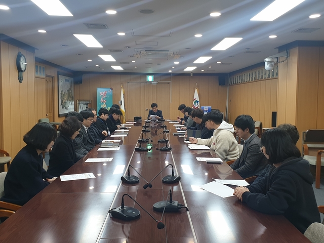 ▲ 청도군은 23일 제2회의실에서 설 명절을 맞아 군민과 귀성객들이 안전하고 따뜻한 명절을 보낼 수 있도록 ‘2020년 설 명절 종합대책’을 수립하고 상황근무 사전교육을 실시했다.ⓒ청도군