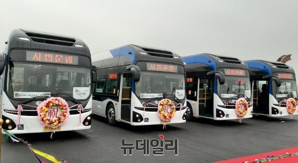 ▲ 세종시가 간선급행버스(BRT) 내부순환망을 완전 개통하고 지난 22일 대용량 전기굴절버스 개통식에 이어 시승식을 가졌다. 이에 따라 세종도시교통공사는 내부순환 간선급행버스체계(BRT) 900번 2대와 오송역∼정부세종청사∼반석역 간 광역BRT(990번) 2대 등 총 4대를 투입해 23일부터 운행에 들어갔다. 시는 올해 8대를 추가 도입해 12대까지 늘린다는 계획이다.ⓒ김동식 기자