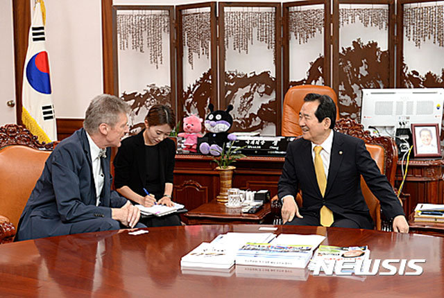 ▲ 2016년 8월 정세균 당시 국회의장을 찾아간 게르하르트 사바틸 EU대사(사진과 본문 내용은 관련이 없음). ⓒ뉴시스. 무단전재 및 재배포 금지.