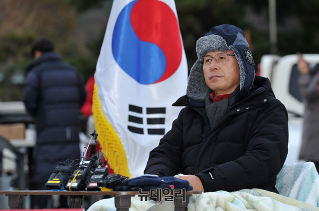 ▲ 지난해 11월 23일 문재인 대통령에게 지소미아 파기 철회, 공수처법 포기, 연동형 비례대표제 선거법 철회 등을 요구하며 청와대 앞에서 단식투쟁을 벌이고 있는 황교안 자유한국당 대표.ⓒ뉴데일리DB