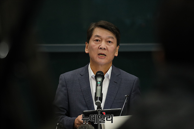 ▲ 안철수 전 바른미래당 대표가 19일 오후 인천국제공항으로 1년 4개월여 만에 귀국한 뒤 취재진의 질문에 답하고 있다. ⓒ박성원 기자