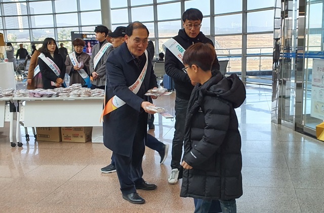 ▲ 김종식 일자리경제국장, 박재관 홍보담당관장이 고향을 찾은 귀성객들에게 포항 홍보에 적극 참여했다.ⓒ포항시