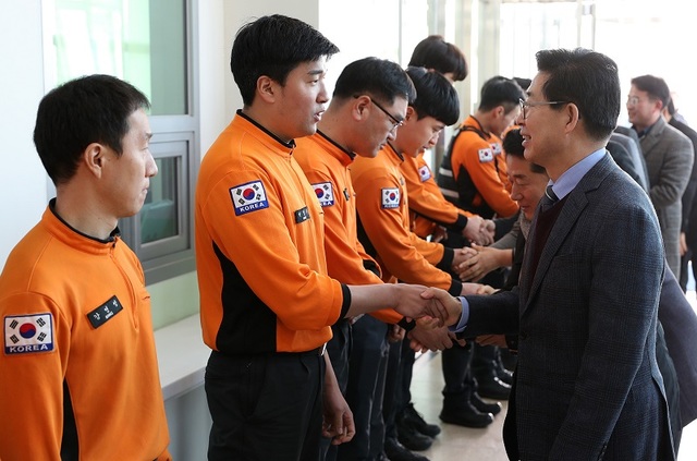 ▲ 양승조 충남도지사가 지난 24일 아산소방서를 방문, 비상근무중인 소방관들을 격려하고 있다.ⓒ충남도