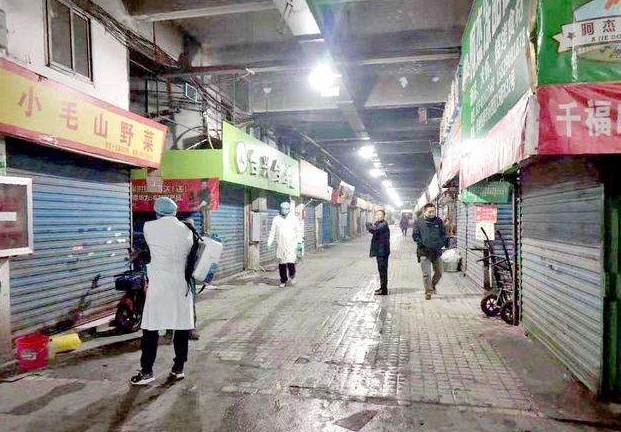 ▲ 우한시 장한(江漢)구 화난(華南)수산 도매시장에서 방역 요원들이 소독 작업을 진행하고 있는 모습. ⓒ뉴시스