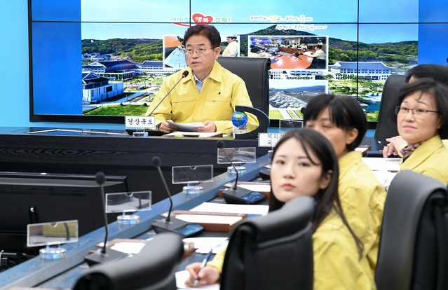▲ 이철우 경북도지사 설 연휴 첫날인 지난 24일 신종 코로나바이러스감염증 예방대책본부를 찾아 확산예방에 총력을 다해 줄 것을 주문했다.ⓒ경북도