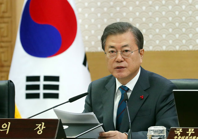 ▲ 지난 22일 국무회의에서 우한폐렴 확산방지에 만전을 기해줄 것을 당부하는 문재인 대통령. 손에는 A4용지가 보인다. ⓒ뉴시스. 무단전재 및 재배포 금지.