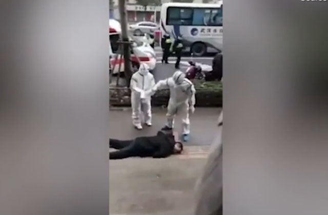 ▲ 우한 시내의 현재 모습이라고 알려진 유튜브 영상. 길가던 사람이 픽픽 쓰러지지만 누구도 손을 못 쓴다. ⓒ유튜브 영상-데일리메일 제공.