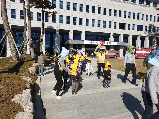 ▲ 경북도는 도민들이 지진에 대한 정확하게 알고 일상 속에서 보다 안전하게 지진재난을 대비할 수 있도록 지진대응 수준을 향상시키는데 중점을 둔 2020년 지진대응 비전과 전략을 발표했다. 사진은 경북도청에서 열린 지진 대피훈련 장면.ⓒ경북도