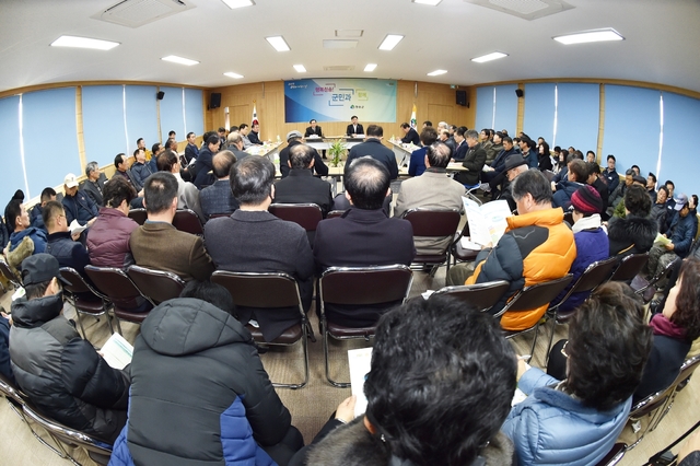 ▲ 윤경희 군수는 28일부터 31일까지 4일간 8개 읍·면사무소에서 ‘2020 군민과 대화의 날’을 운영하고 읍·면별 경로당을 직접 방문하여 지역 주민들과 소통에 나선다.ⓒ청송군