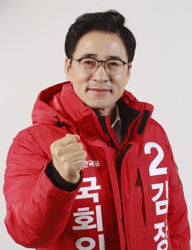 ▲ 자유한국당 예비후보 김장주 전 경상북도 행정부지사는 23일 논평을 내고 “통합신공항 건설과 주변 인프라 조성에 영천 청도 지역발전도 포함돼야 한다”고 주장했다.ⓒ김 예비후보 측