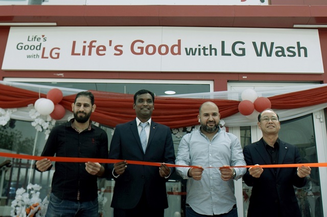▲ LG전자가 25일 나이지리아 카노주(州)에 위치한 LG 브랜드샵의 일부 공간에 무료 세탁방인 '라이프스 굿 위드 LG 워시(Life’s Good with LG Wash)'를 열었다. ⓒLG전자