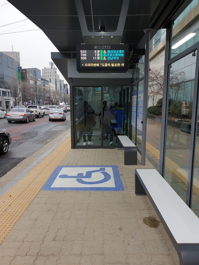 ▲ 경북대학교북문 앞에 설치된  ‘행복버스 승강장’ 외부 모습.ⓒ대구시