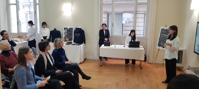 ▲ 계명대 패션마케팅학과 학생들이 밀라노에서 패션 관계자들이 참가한 가운데 작품 전시와 함께 설명회를 가지고 있다.ⓒ계명대