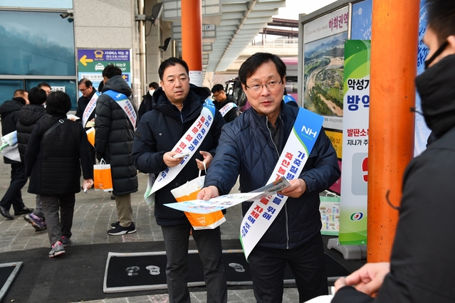 ▲ 경북농협(본부장 도기윤)은 지난 22일 안동터미널에서 가축전염병 확산방지 및 방역관리를 위한 ASF·구제역·AI 방역 홍보 캠페인을 펼쳤다.ⓒ경북농협