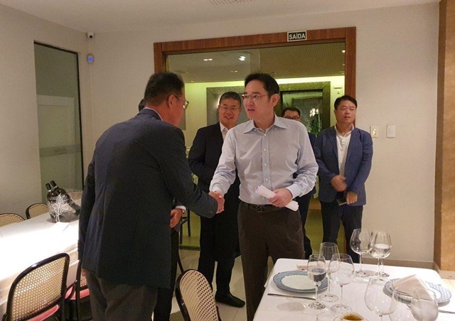 ▲ 이재용 삼성전자 부회장이 브라질 현지 임직원들과 인사를 나누는 모습. ⓒ삼성전자