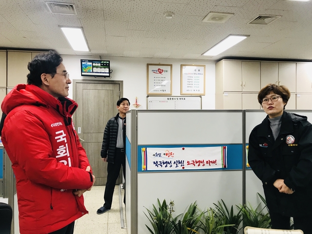 ▲ 영천·청도 지역구 자유한국당 예비후보 김장주 전 경북도 행정부지사는 27일 우한 폐렴 비상대책반이 가동 중인 영천시 종합상황실 등을 찾아 현장근무자들을 격려하고 지역 확산방지에 총력을 기울여 줄 것을 당부했다.ⓒ김 예비후보측