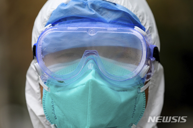 ▲ 신종 코로나 바이러스 환자가 급증하고 있는 중국 우한에서 26일 한 간호사가 보호복을 입고 고글을 착용한 채 서 있다. ⓒ뉴시스