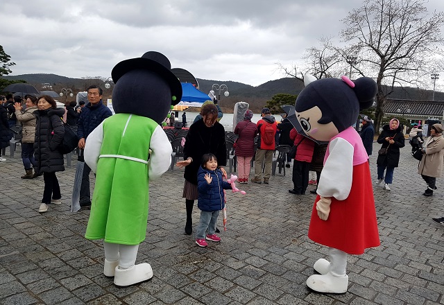 ▲ 보문호반광장에서 설 연휴를 즐기는 가족단위 관광객들이 즐거운 시간을 보내고 있다.ⓒ경북문화관광공사