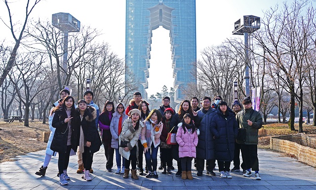 ▲ 설 연휴 대만 단체관광객들이 경주타워 앞에서 인증사진을 찍고 있다.ⓒ경주엑스포
