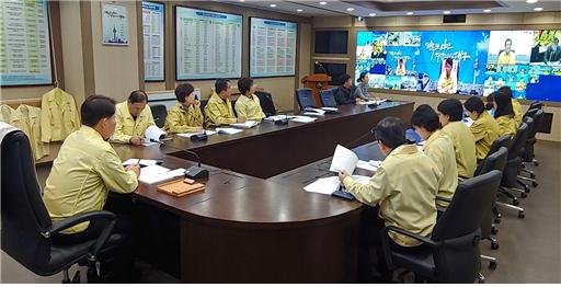 ▲ 대구시는 지난 24일 시장 주재 긴급대책회의를 개최하고 지역 내 환자 발생 차단을 위해 비상방역대책반을 운영하며 24시간 비상대응 중이다.ⓒ대구시