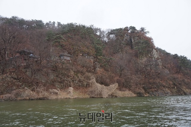 ▲ 27일 충남 부여 백마강에서 바라본 낙화암과 고란사 전경이 한폭의 동양화처럼 아름답다. 부소산성 북쪽과 백마강변에 위치한 낙화암은  백제 의자왕 20년(660) 백제가 멸망하자 궁인들이 화를 피하지 못할 줄 알고 남의 손에 죽지 않겠다며 부여성 북쪽 구석에 있는 큰 바위에 올라 강으로 몸을 던져 죽었다. 후세 사람들은 궁인들을 꽃에 비유해 이곳을 낙화암으로 불렀다고 한다.ⓒ김정원 기자