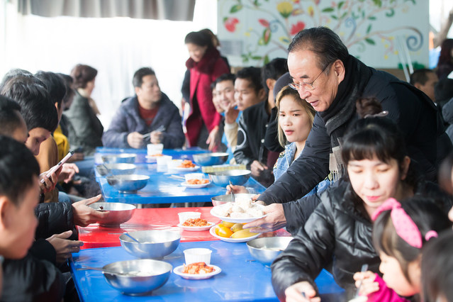 ▲ 구미시(시장 장세용)는 설을 맞아 지난 26일 ‘꿈을이루는사람들’ 및 구미제일외국인상담센터에서 외국인근로자 등 이주민을 대상으로 정(情) 나눔 행사를 개최했다.ⓒ구미시